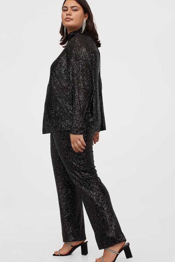 Un clásico que no puede faltar en un fonde de armario curvy que tenga que resolver citas importantes más allá de las 10 de la noche. Se compone de unos pantalones rectos (en Violeta tienes unos palazzo de lentejuelas, pero a las tallas grandes le favorecen más las siluetas rectas) con cinturilla elástica (H&M, 29,99 euros) y una blusa con ligero vuelo a juego (H&M, 29,99 euros).