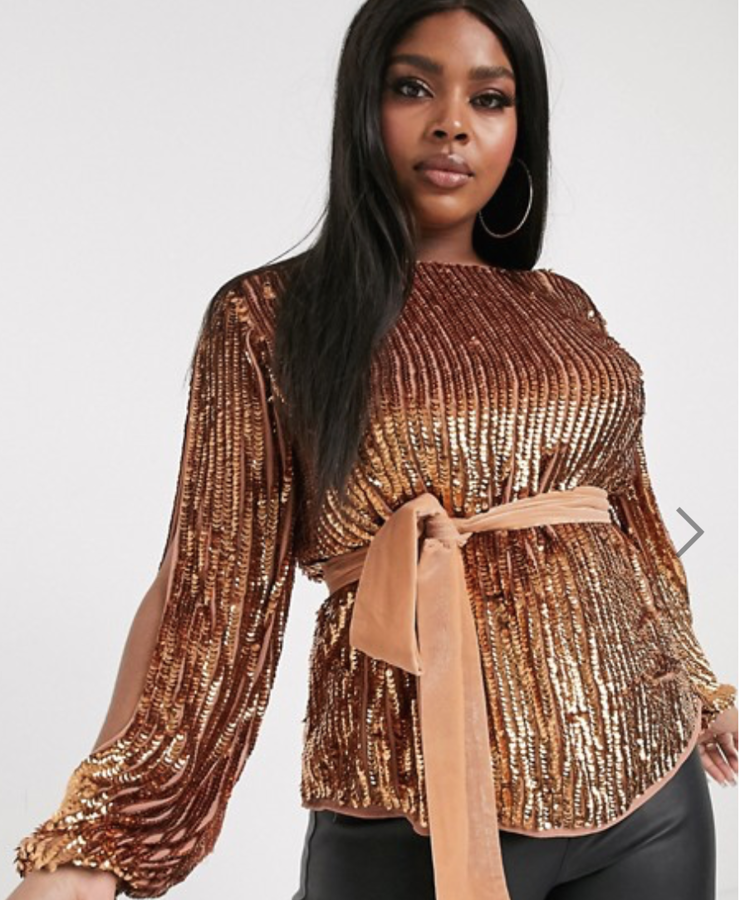 Espectacular top confeccionado con una malla bordada con tiras de lentejuielas de color bronce y mangas de murciélago. Lleva el detalle de un cinturón adornando la cintura. Se trata de un diseño de la firma Asos Design Curve que está rebajado: costaba 83,99 euros y ahora sale por 25,20 euros.