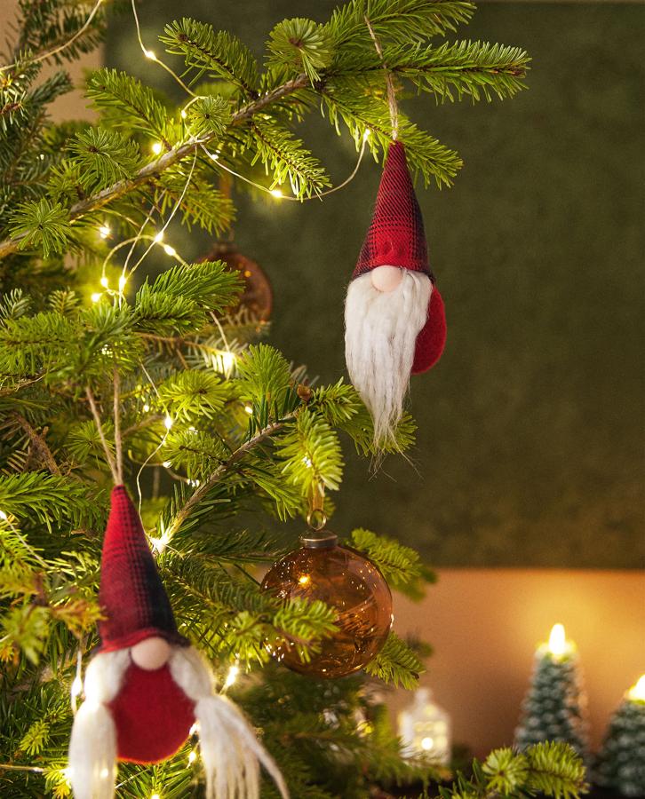 Hace unos días te contamos  la bonita historia del elfo de la Navidad , un adorno que no puede faltar en tu casa estas Fiestas. Estos de fieltro para el árbol cuestan 3.99 euros en Zara Home.