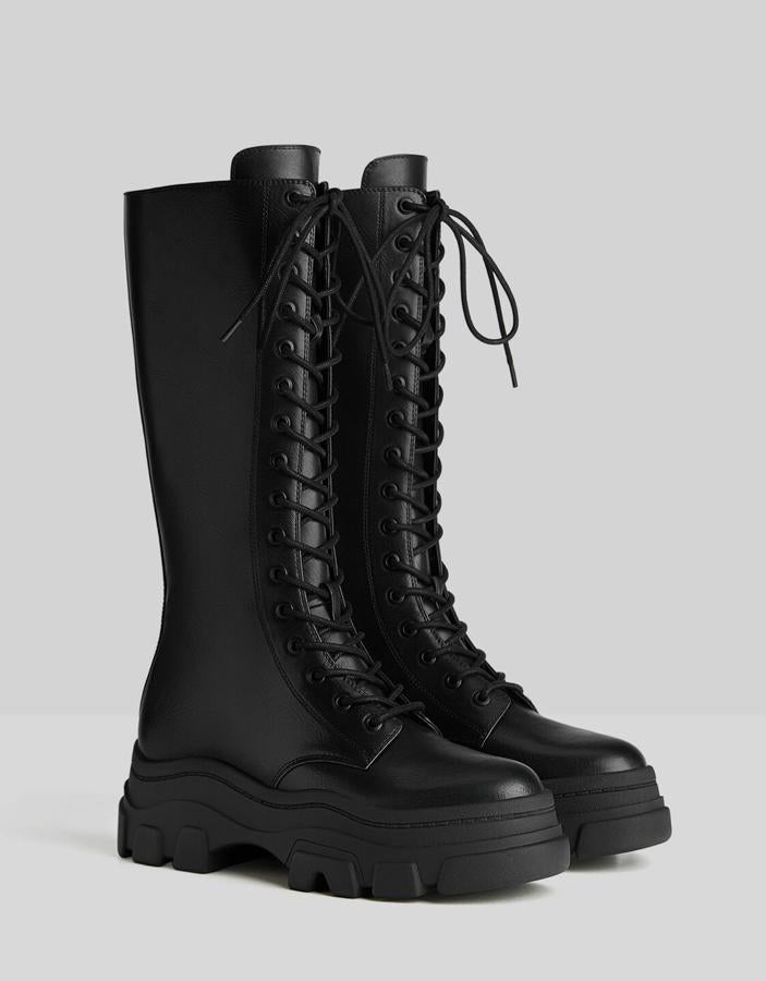 Con suela track en goma termoplástica, esta bota acordonada de color negro tiene un precio de 49,99 euros.