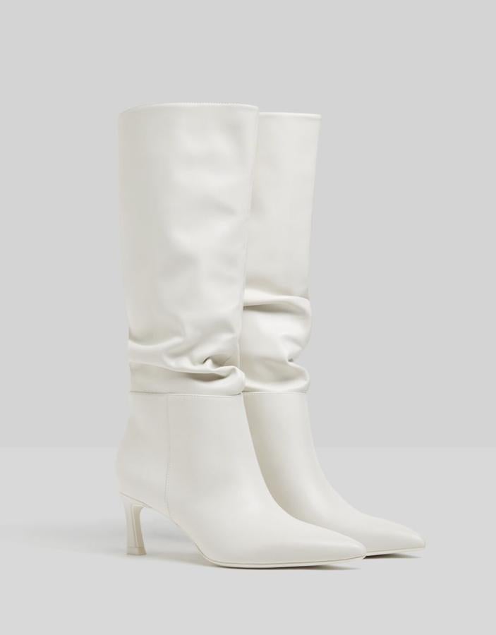 En color blanco y con un tacón medio de seis centímetros de altura, estas botas de caña alta con efecto arrugado tienen acabado en punta y un precio de 39,99 euros.