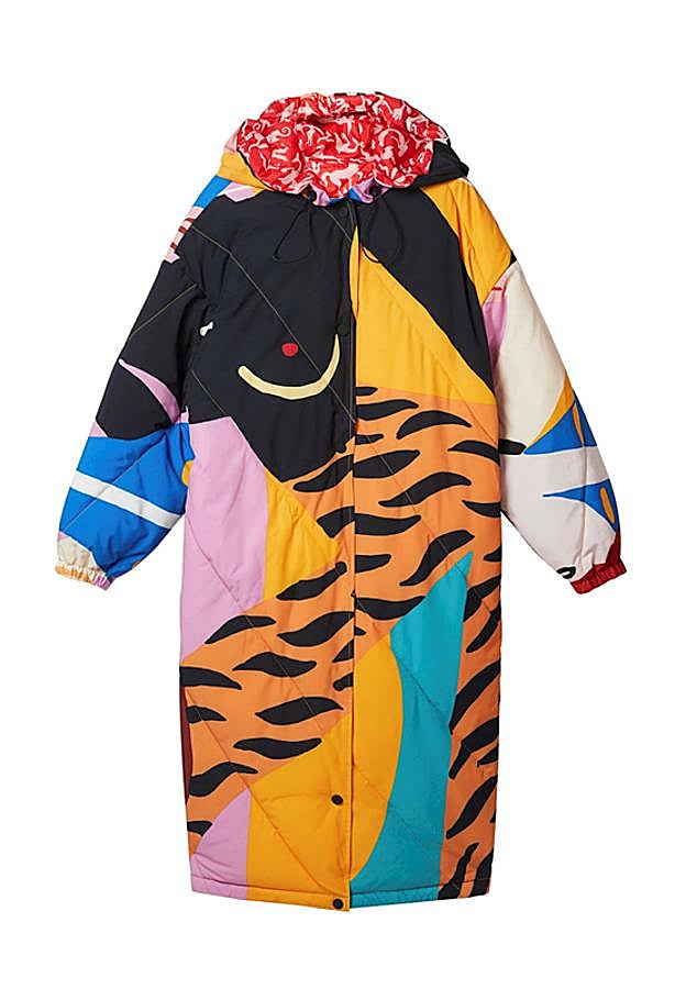 Abrigo acolchado estampado, de la colección Planeta Evasión de Miranda Makaroff para Desigual.
