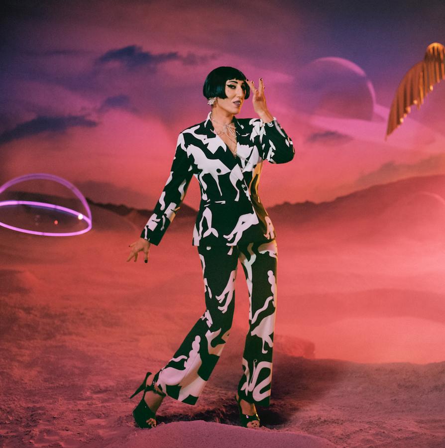 Rossy de Palma con uno de los conjuntos de la colección Planeta Evasión de Miranda Makaroff para Desigual.