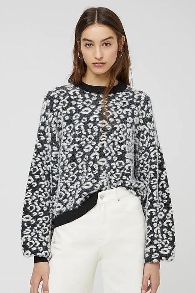 Este jersey con estampado de leopardo en blanco y negro tiene un tejido de lo más cálido y suave.