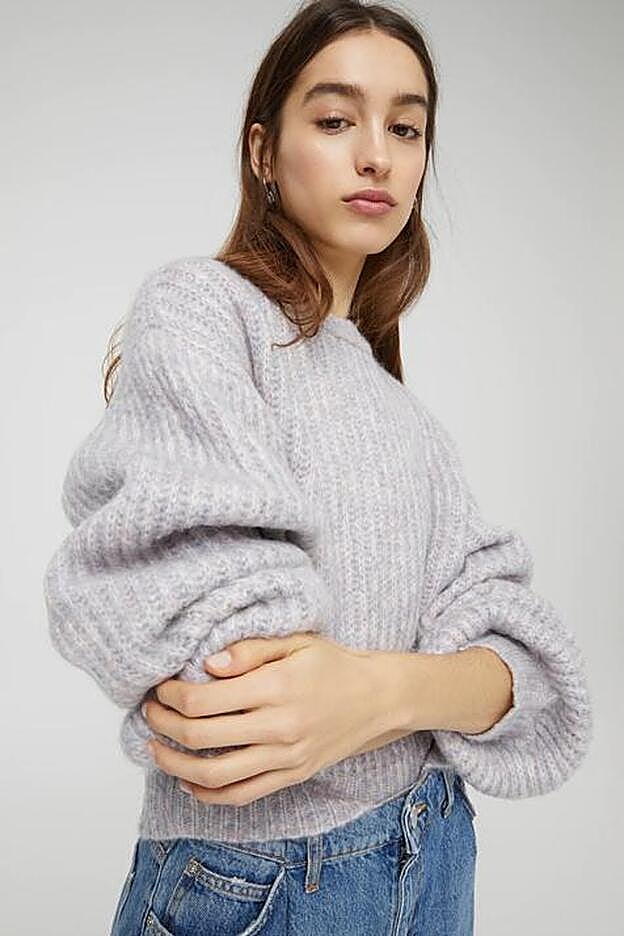 Este jersey destaca por sus mangas anchas y su suave caída.