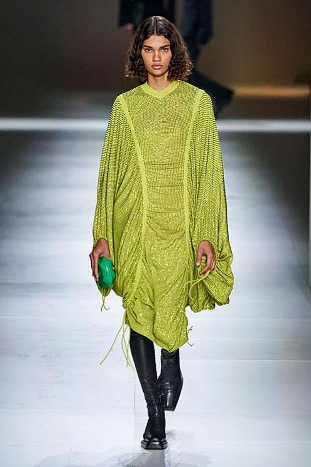 Look de pasarela de la colección o/i 2020-21 de Bottega Veneta