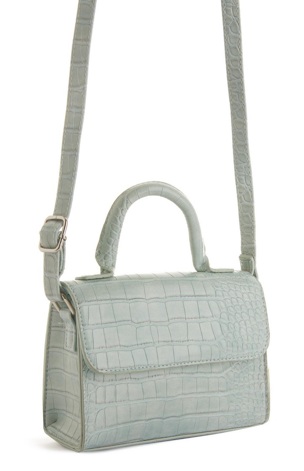 La fiebre por los bolsos mini siguen triunfando entre las tendencias y en Primark hemos dado con este de coco en verde menta con dos asas de lo más prácticas. (8 euros).