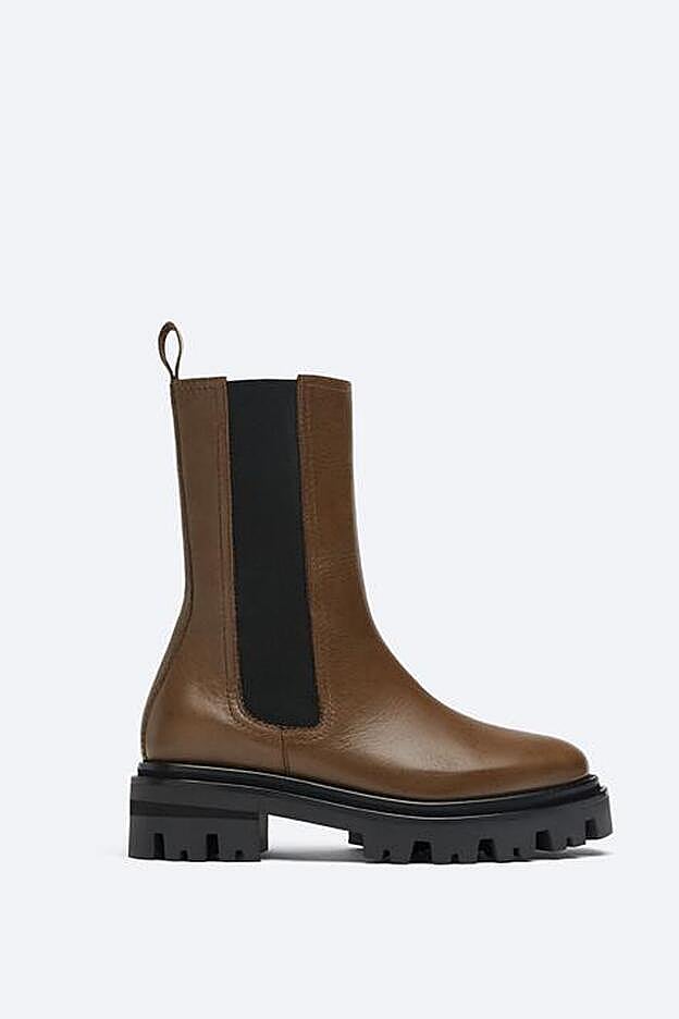 Botín de piel suela track. (139 euros).