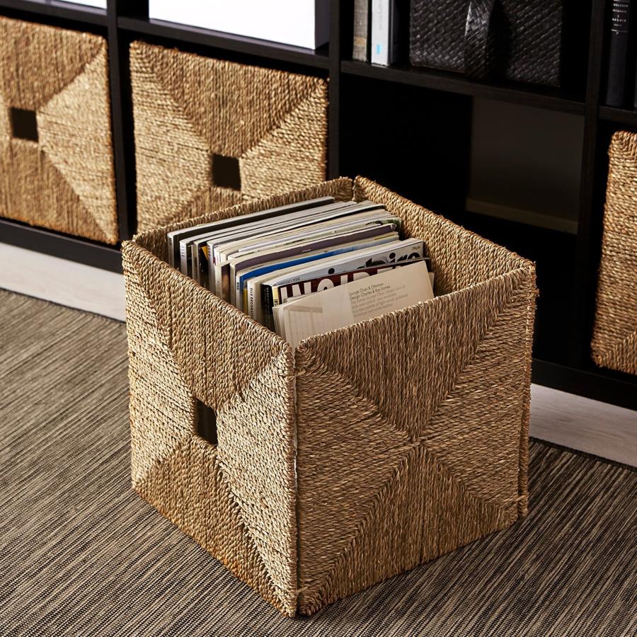 Con forma de cubo, esta cesta con estructura de acero cubierto con juncos de agua tiene unas medidas de 32x33x32 centímetros. De rústico aspecto por su material natural, tiene un precio de 10 euros.