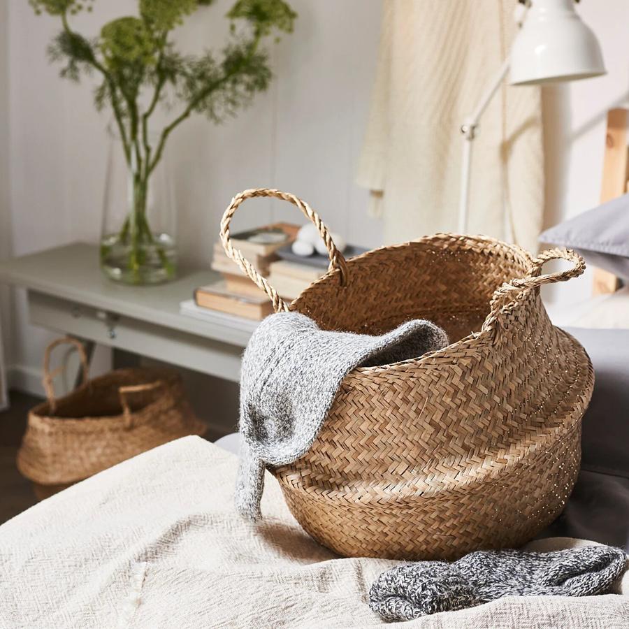 Esta versátil cesta, que permite tenerla abierta o cerrada, cuenta con asas y está tejida a mano. De junto marino, tiene un diámetro de 25 centímetros y tiene un precio rebajado de 8 euros.