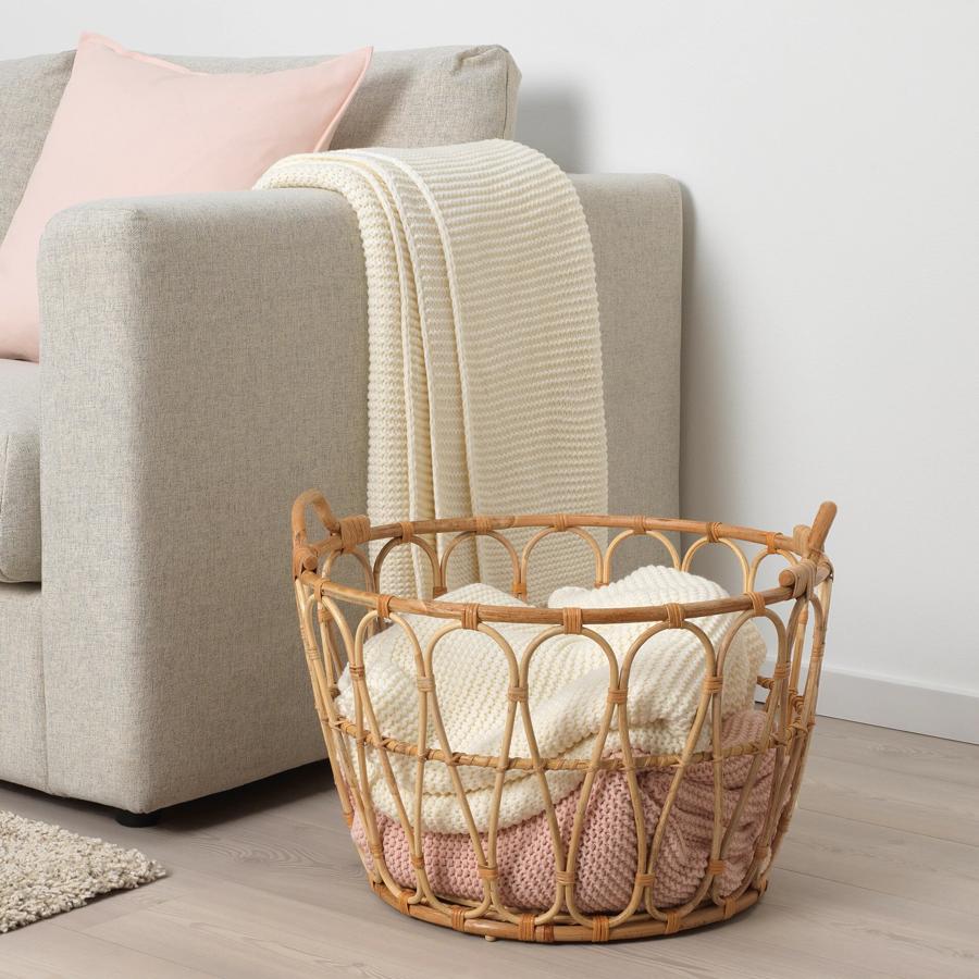 De aspecto muy natural, esta cesta de ratán que mide 54x39 centímetros tiene un precio de 25 euros.