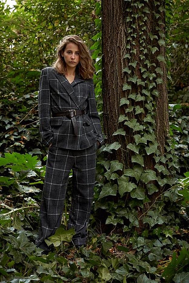 Irene lleva traje de chaqueta de Cortefiel y cinturón de Massimo Dutti.