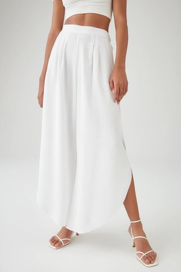 De inspiración rústica confeccionado en mezcla de viscosa y lino, este pantalón blanco con detalle de pinzas delanteras es de Pull & Bear y tiene un precio de 19,99 euros.