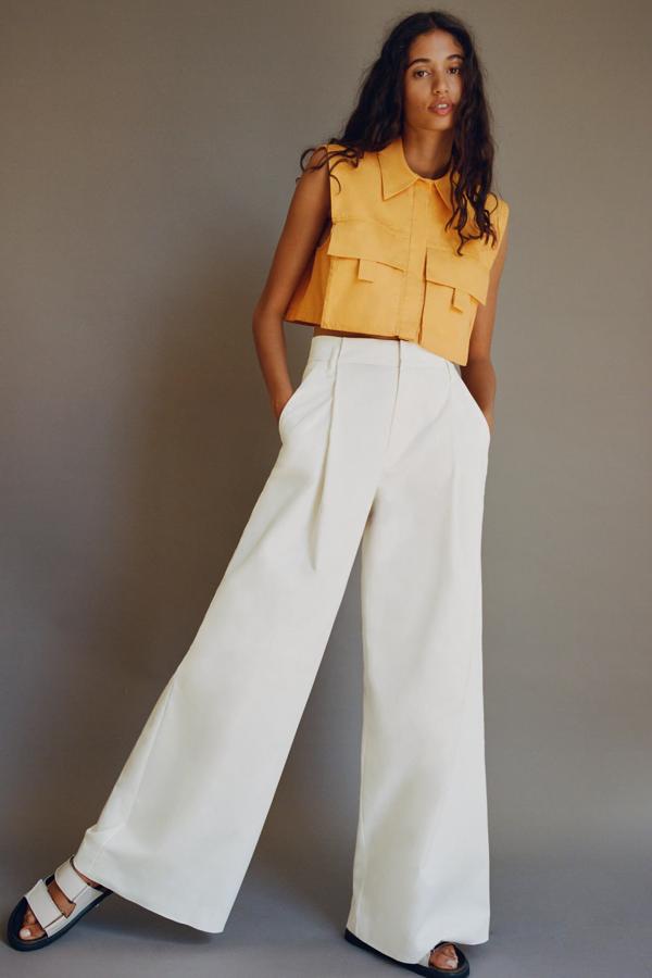 Con detalle de pinzas y cintura elástica en la espalda, este pantalón blanco de tiro alto con bolsillos delanteros es de Zara y tiene un precio de 29,95 euros.