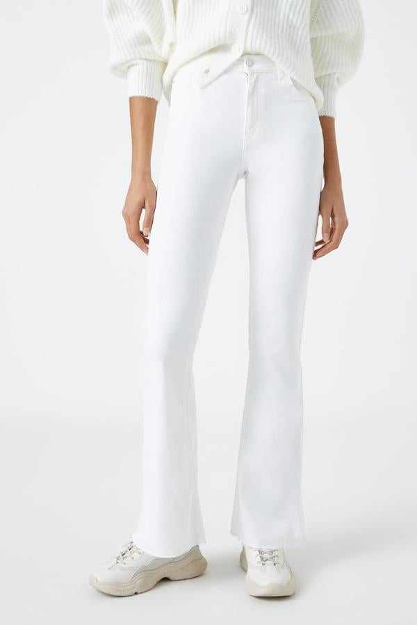 En color blanco, estos jeans de corte flare de tiro medio cuentan con cintura con trabillas y están confeccionados en algodón ligeramente elástico. Son de Pull & Bear y tienen un precio de 22,99 euros.