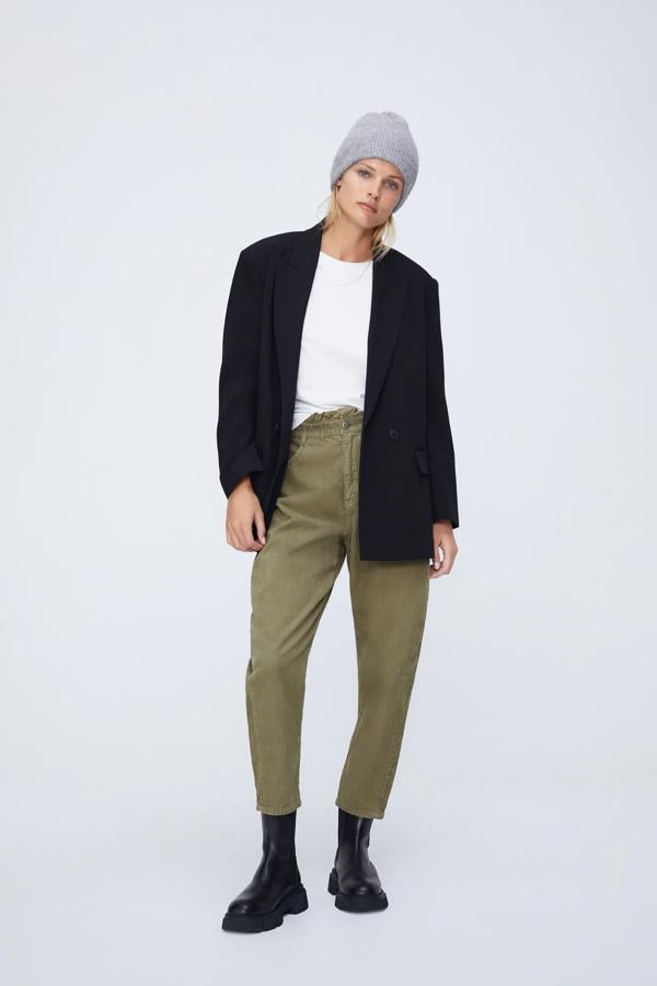 Pantalones 'slouchy' de micropana verde caqui de los Special Prices de Zara (12.99 euros).