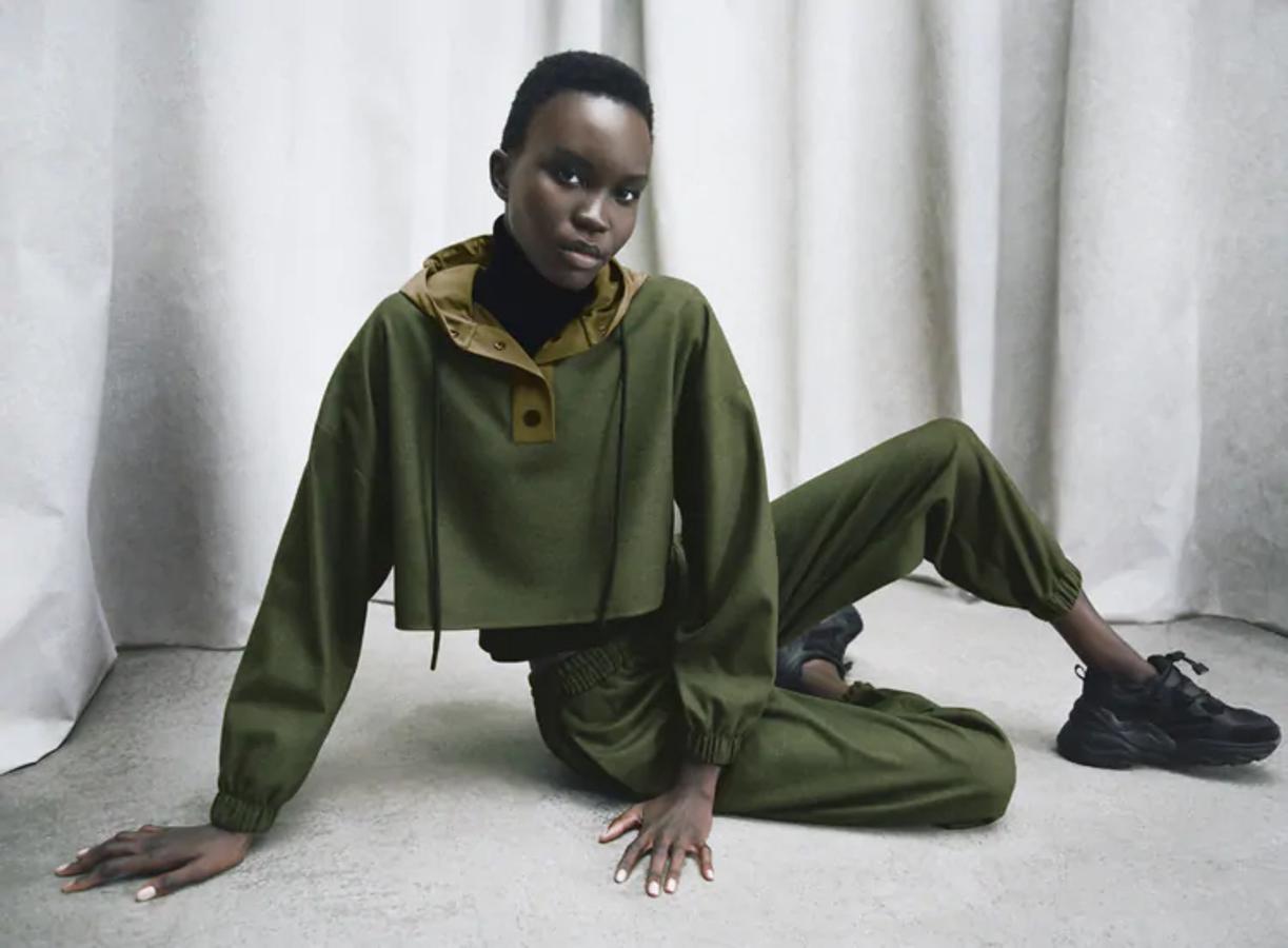 Los chándales de toda la vida se reinventan y los pantalones jogger se convierten en protagonistas más allá del gimnasio. Estos de los Special Prices de Zara cuestan 12.99 euros.