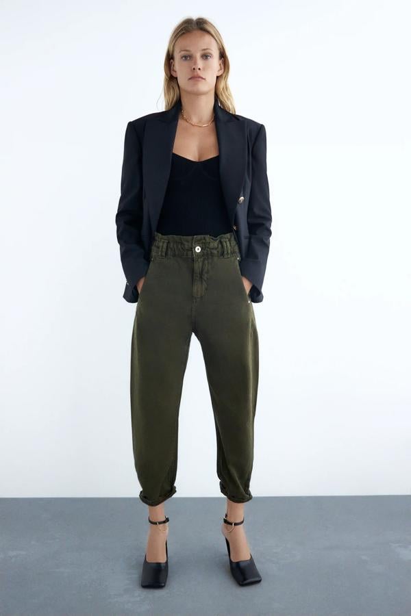 Estos jeans 'slouchy' de cintura elástica en verde musgo de los Special Prices de Zara cuestan 12.99 euros.