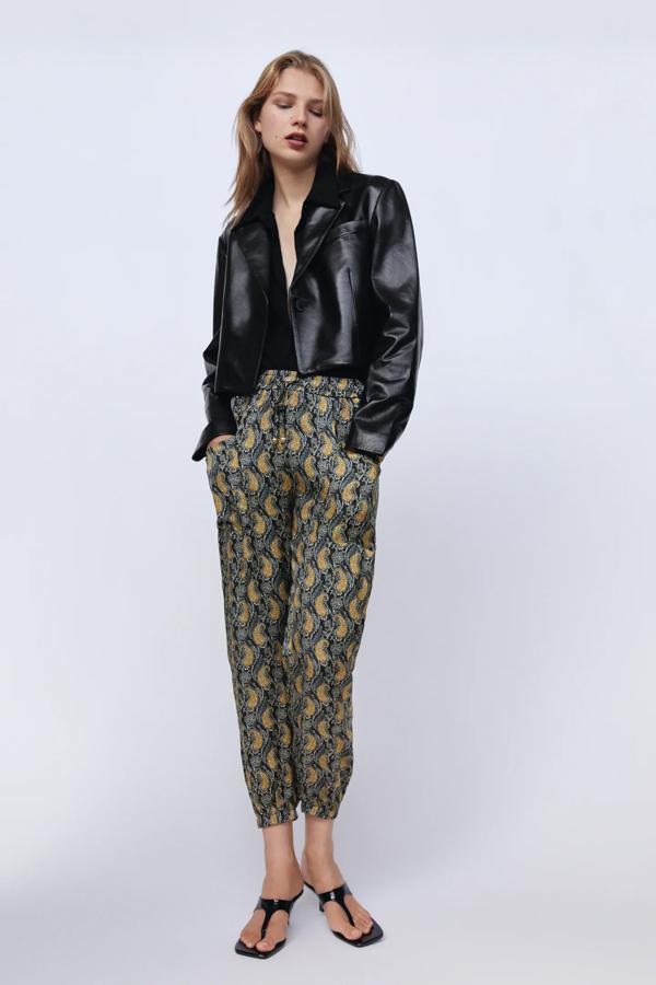 Estos pantalones fluidos con estampado paisley tienen la cintura y el bajo elásticos y cuestan 15.99 euros en los Special Prices de Zara.
