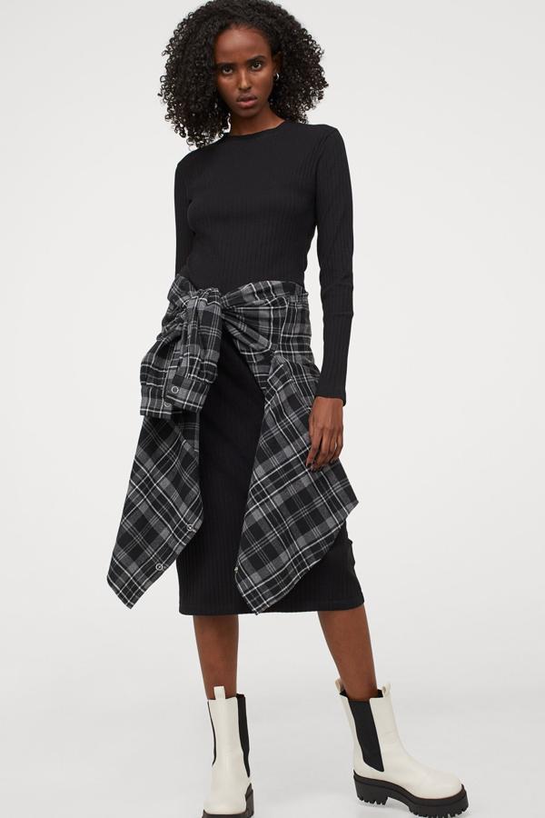 Disponible en negro o beige, este vestido midi entallado en punto de canalé cuenta con cuello redondo y tiene un precio de 17,99 euros.