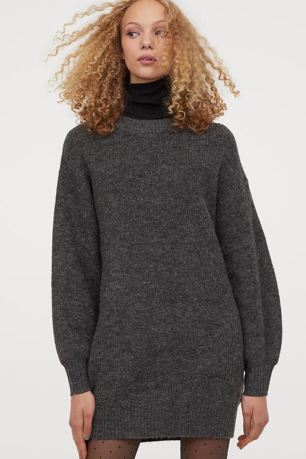 Este vestido corto en punto de color gris jaspeado cuenta con cuello redondo y hombros caídos. Con mangas globo, tiene un precio de 24,99 euros.