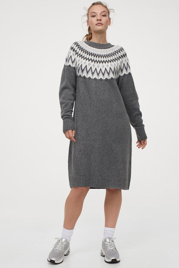 Este vestido corto en punto de jacquard suave de color gris cuenta con remate elástico de canalé en cuello, puños y bajo y tiene un precio de 39,99 euros.