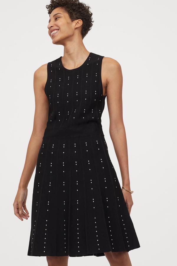 En color negro, este vestido sin mangas en punto fino cuenta con cuello redondo, cintura entallada y falda plisada. Tiene un precio de 49,99 euros.