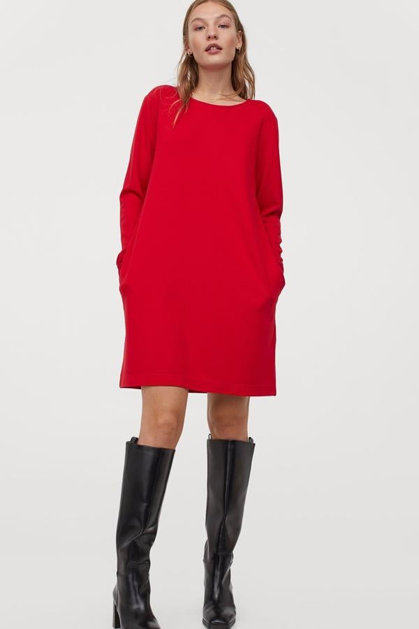Este vestido de punto en color rojo cuenta con cuello redondo y bolsillos al bies. De manga larga, tiene un precio de 24,99 euros.