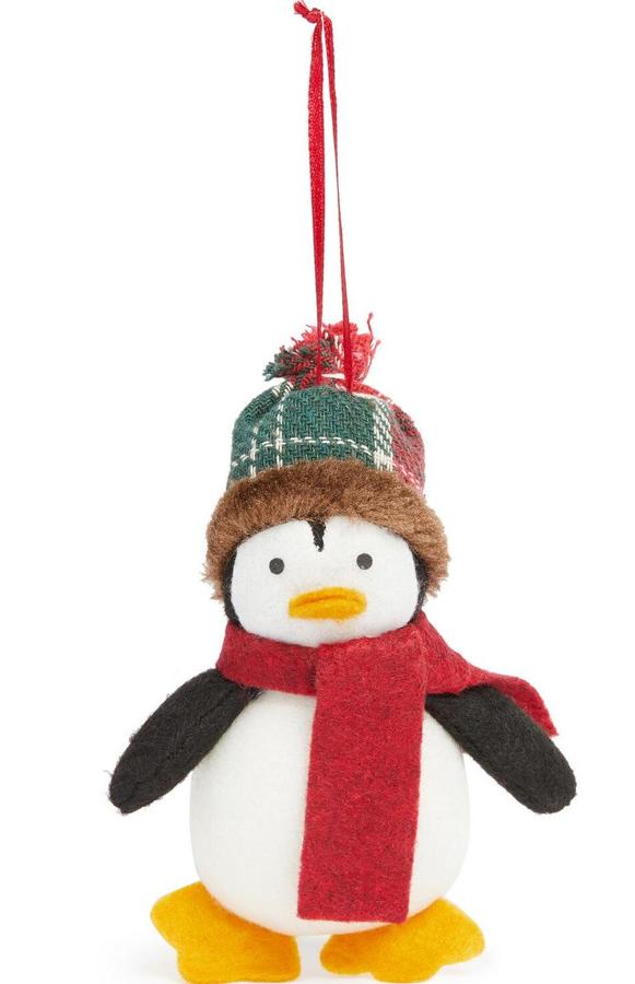 Con forma de pingüino, este adorno de fieltro con cinta para colgar tiene un precio de 2 euros.