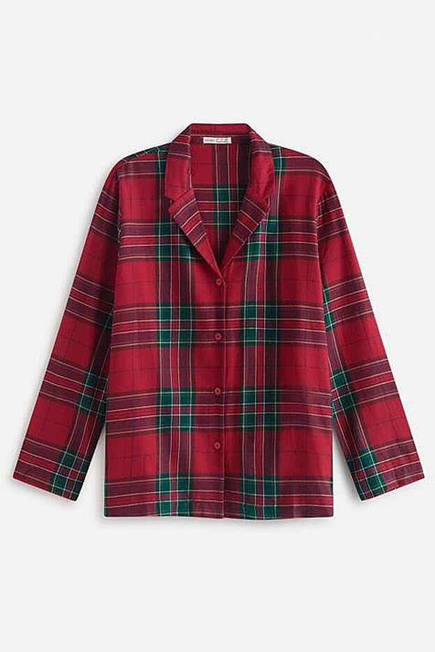 Con estampado de cuadros rojos, esta camisa de pijama resulta de lo más cómoda.