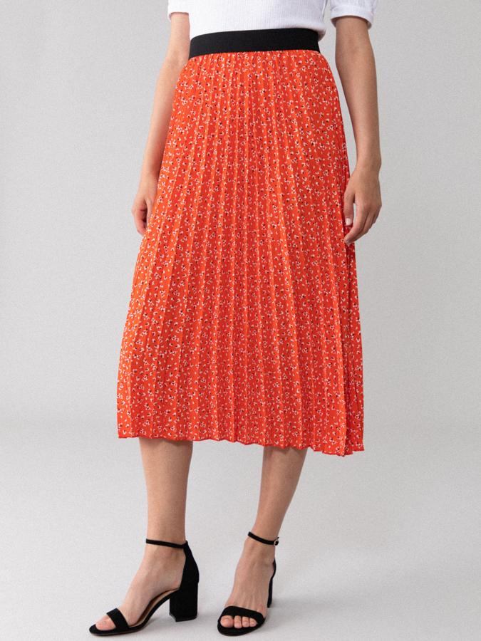 En color rojo y con un pequeño estampado en blanco, esta falda plisada cuenta con cintura elástico en color negro y tiene un precio de 12,99 euros. Es de Lefties.