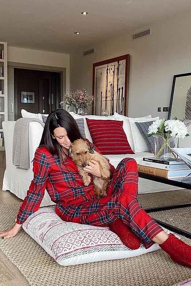 Laura ha querido mostrar su cómodo pijama para una jornada de casa.