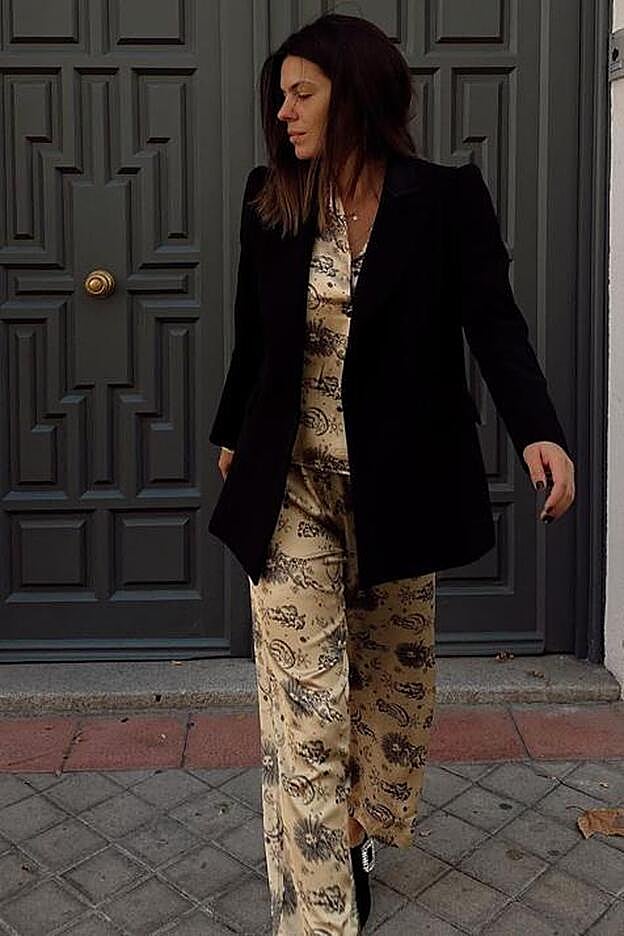 En esta ocasión, Laura sacó el pijama a la calle. Un modelo en color champagne con estampado de cosmos.