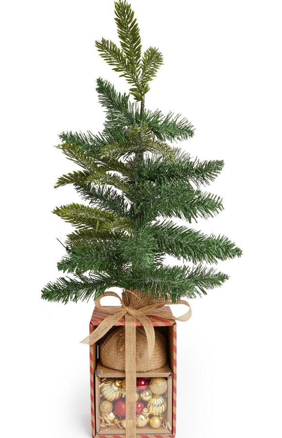 Este completo pack incluye un árbol de tamaño pequeño y adornos en rojo y dorado. Tiene un precio de 10 euros..