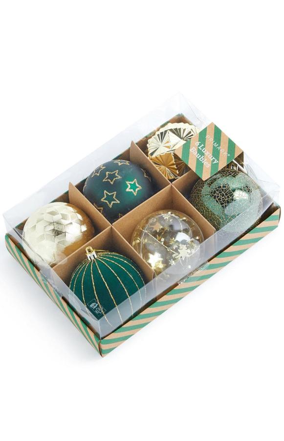 En tonos verdes y dorados, este set de seis bolas de navidad, con diferentes dibujos, tiene un precio de 4 euros.