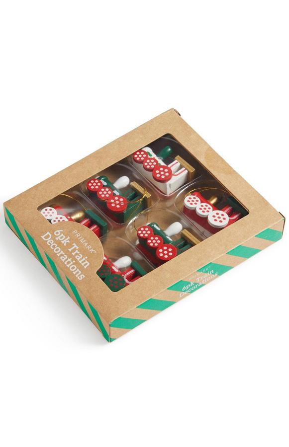 Este paquete de seis trenes decorativos en tonos blancos, rojos y verdes tiene un precio de 2 euros.