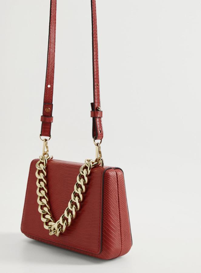 En color rojo y con efecto abatanado, este clutch con asa corta de cadena y otra larga ajustable cuenta con cierre de clip y tiene un precio de 29,99 euros.