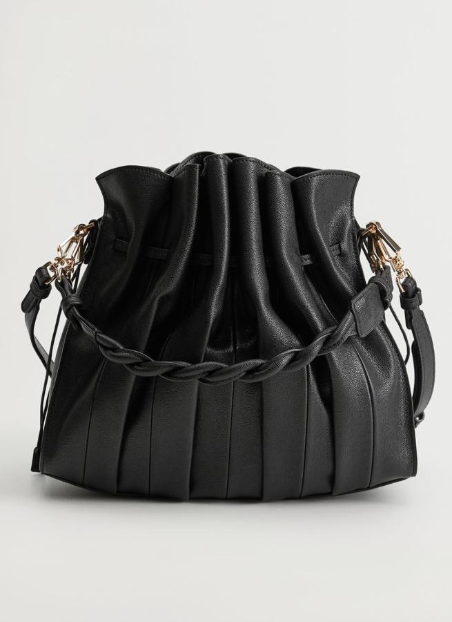 Con detalle de pliegues, este bolso de tamaño mediano en color negro cuenta con asa larga ajustable y otra corta trenzada. Tiene un precio de 39,99 euros.