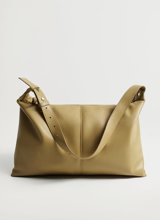 De tamaño maxi y en color oliva, este bolso acolchado cuenta con asa corta y cierre mediante cremallera. Tiene un precio de 25,99 euros.