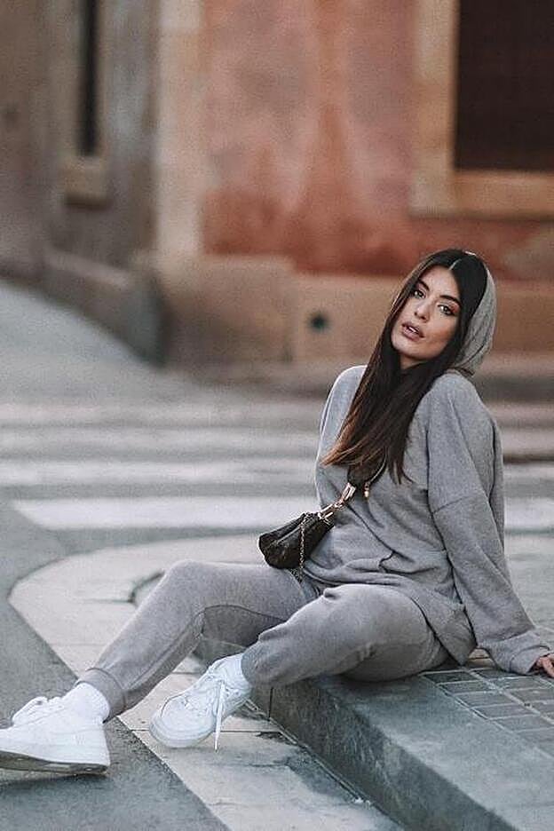 Dulceida nos ha regalado uno de sus looks más informales, combinando un bonito abrigo de corte masculino con este estiloso chándal..