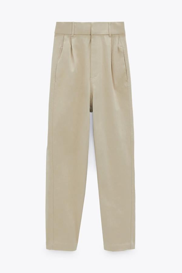 En color beige, este pantalón carrot de tiro alto con pinzas en la parte delantera y bolsillos laterales es de Zara y tiene un precio de 29,95 euros.