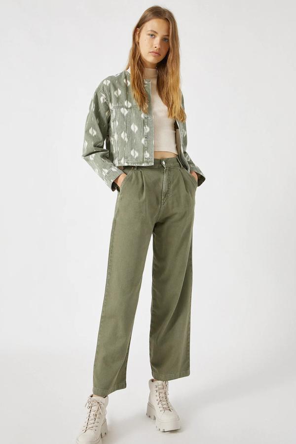 Estos jeans wide leg de color verde con detalle de pinzas en la parte delantera cuentan con cintura con trabillas y están confeccionados en 100% algodón. Son de Pull & Bear y tienen un precio de 29,99 euros.