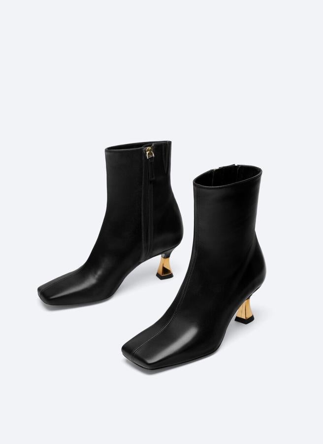 En corte de piel ovina con diseño acabado en punta cuadrada, estos botines de Uterqüe vienen con tacón esculpido metálico en dorado, cremallera interior y forro y plantilla elaborados en piel ovina. Cuestan 129 euros y están disponibles entre los números 36 y 41.