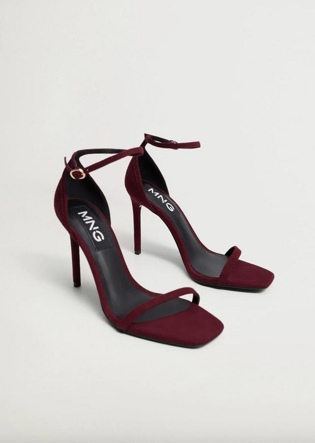 En color vino, con pulsera en el tobillo con hebilla dorada, punta cuadrada y tacón fino, estas sandalias de Mango tienen un precio de 29,99 euros y están disponibles entre los números 35 y 42.