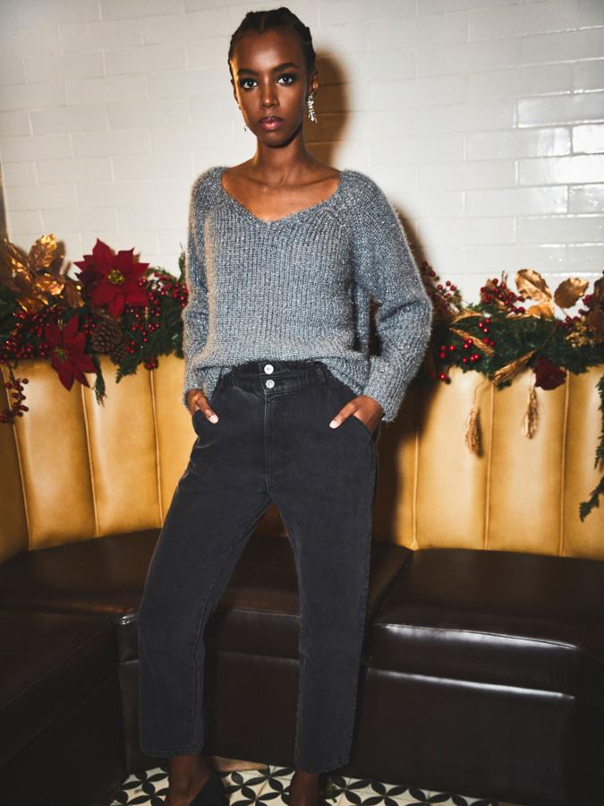 Con escote de pico delantero y trasero, este jersey de Lefties está confeccionado en punto grueso de canalé con corte holgado. Disponible en gris medio, crudo y rojo, cuesta 19,99 euros y está disponible entre las tallas XS y XL.