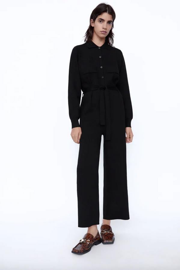 Diseño de pernera recta para este mono negro de Zara con cuello solapa y manga larga acabada en puño, que tiene cierre frontal de botones y bolsillos delanteros de plastrón en el cuerpo. Por 39,95 euros podemos encontrarlo en las tallas S, M y L.