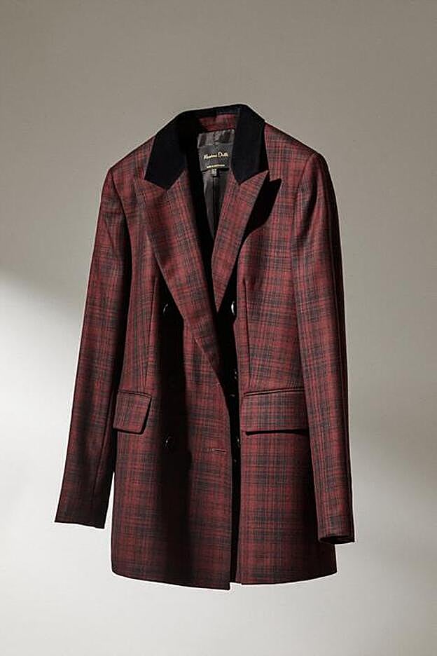 Americana con estampado de cuadros en burdeos y negro de Massimo Dutti (149 euros)