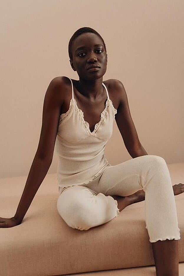 Sin costuras y con un top de tirantes, este pijama es uno de los más deseados de la colección.