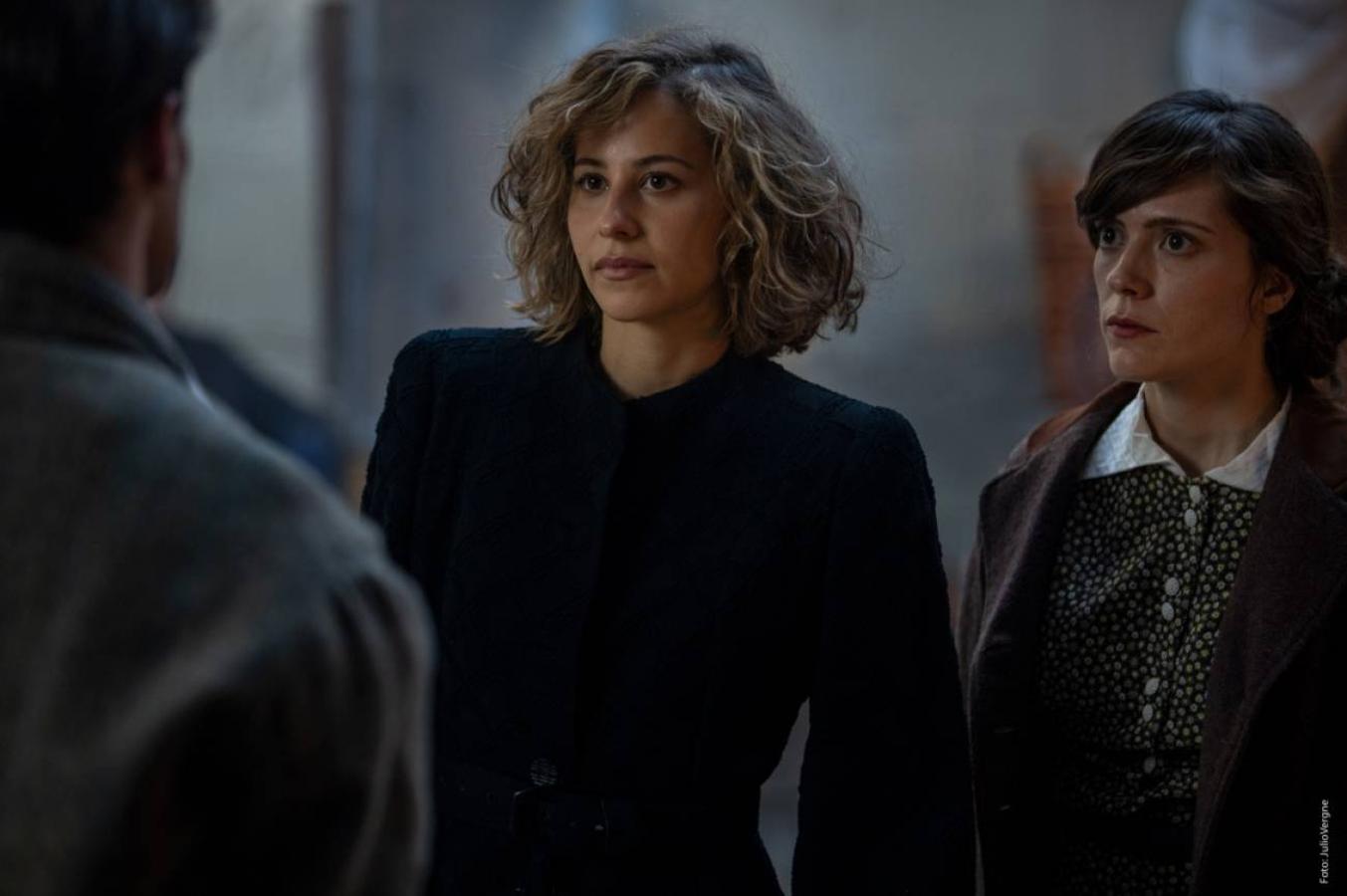 Queda claro que 2020 ha sido el año de las miniseries y de las adaptaciones de libros y novelas. Dime quién soy, de Julia Navarro, ha llegado el último mes de 2020 generando muchas expectativas. Espionaje, aventura, amor y mucha historia del siglo XX. Justo como en La red de Alice, de Kate Quinn, un homenaje novelado a las mujeres que arriesgaron la vida en la I Guerra Mundial descubriendo los secretos del enemigo.