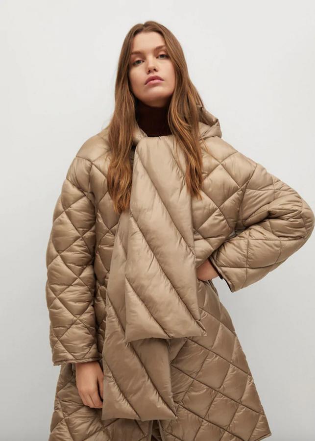 Diseño acolchado oversize para este anorak de Mango con cuello bufanda extraíble, capucha desmontable y costura de hombro caída en color beige. Podemos encontrarlo entre las tallas XS y L por 99,99 euros.